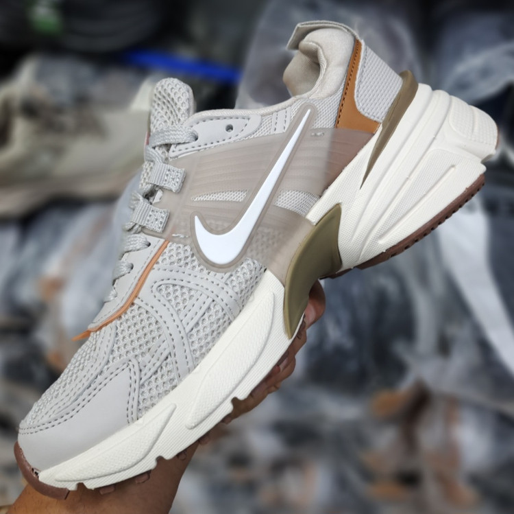 کتونی رانینگ و پیاده روی زنانه نایک کلشون وی تو کی nike v2k / ضمانت ویتنام و کیفیت / سایز ۳۷ الا 40