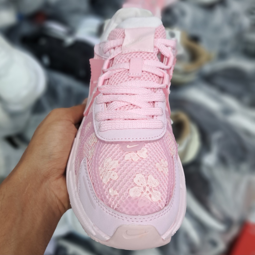 کتونی رانینگ و پیاده روی زنانه نایک کلشون وی تو کی nike v2k / ضمانت ویتنام و کیفیت / سایز ۳۷ الا 40