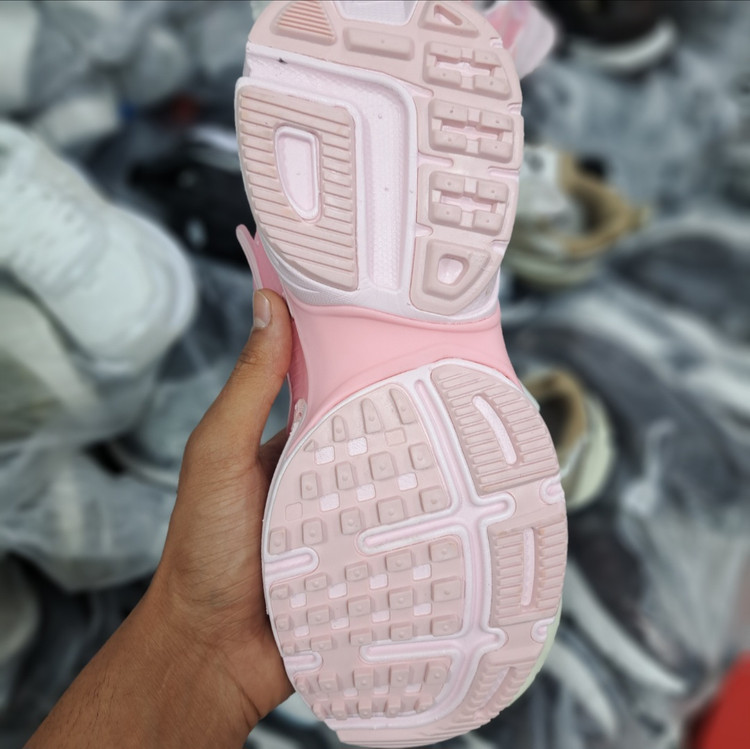 کتونی رانینگ و پیاده روی زنانه نایک کلشون وی تو کی nike v2k / ضمانت ویتنام و کیفیت / سایز ۳۷ الا 40