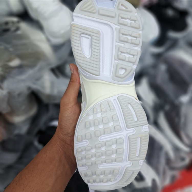 کتونی رانینگ و پیاده روی زنانه نایک کلشون وی تو کی nike v2k / ضمانت ویتنام و کیفیت / سایز ۳۷ الا 40