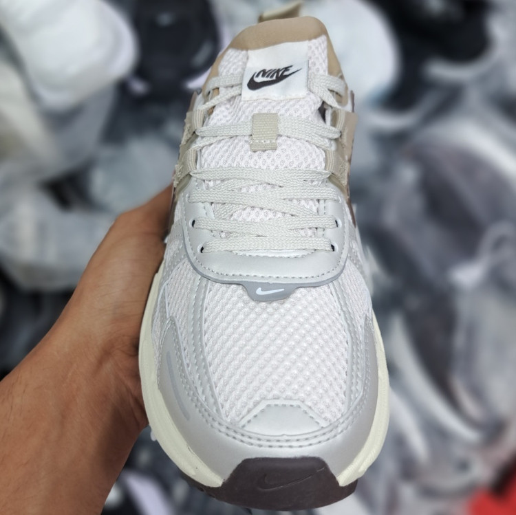 کتونی رانینگ و پیاده روی ست زنانه و مردانه نایک کلشون وی تو کی nike v2k / ضمانت ویتنام و کیفیت / سایز ۳۷ الا ۴۵