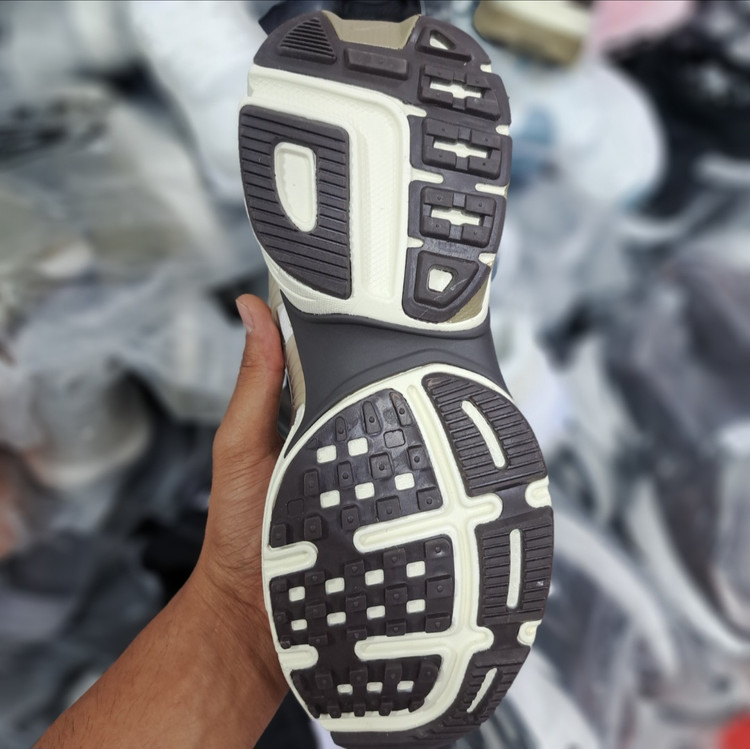 کتونی رانینگ و پیاده روی ست زنانه و مردانه نایک کلشون وی تو کی nike v2k / ضمانت ویتنام و کیفیت / سایز ۳۷ الا ۴۵