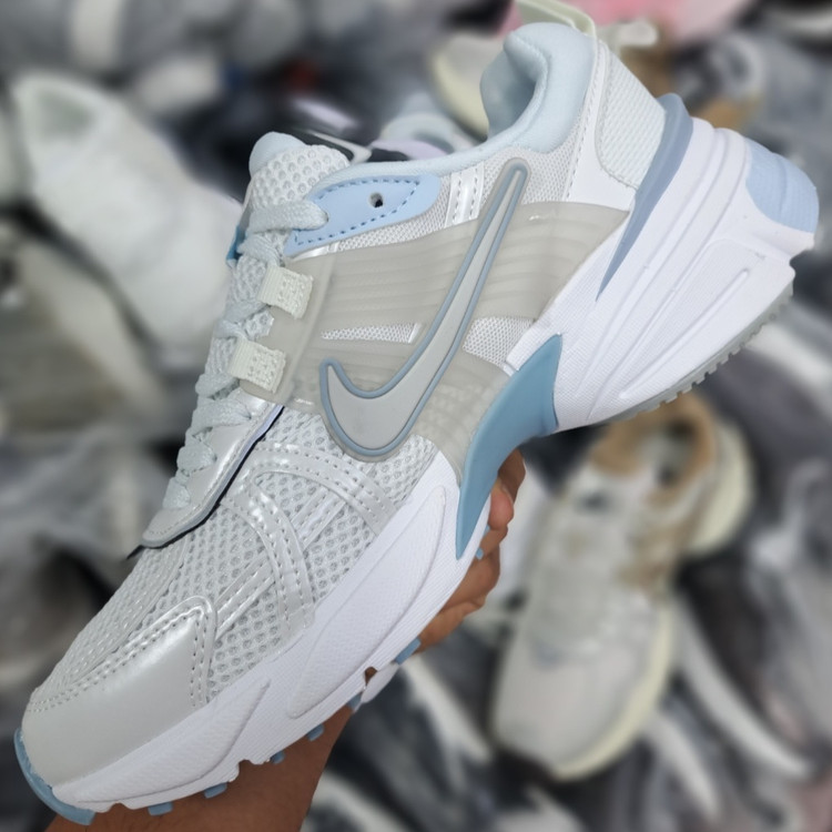 کتونی رانینگ و پیاده روی ست زنانه و مردانه نایک کلشون وی تو کی nike v2k / ضمانت ویتنام و کیفیت / سایز ۳۷ الا ۴۵