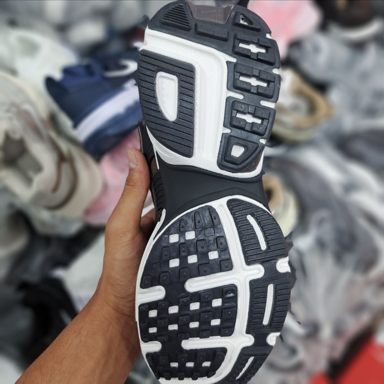 کتونی رانینگ و پیاده روی ست زنانه و مردانه نایک کلشون وی تو کی nike v2k / ضمانت ویتنام و کیفیت / سایز ۳۷ الا ۴۵