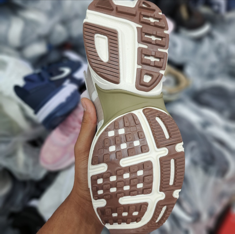 کتونی رانینگ و پیاده روی ست زنانه و مردانه نایک کلشون وی تو کی nike v2k / ضمانت ویتنام و کیفیت / سایز ۳۷ الا ۴۵