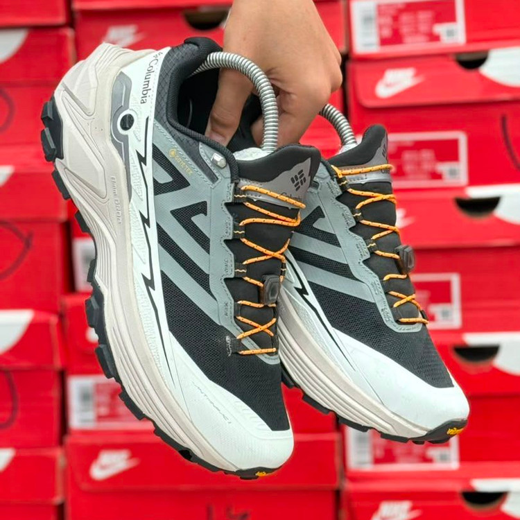 کفش طبیعت گردی مسترکوالیتی کلمبیا هایکینگ Columbia hiking / گورتکس و ضد آب / سایز ۴۰ الا ۴۵