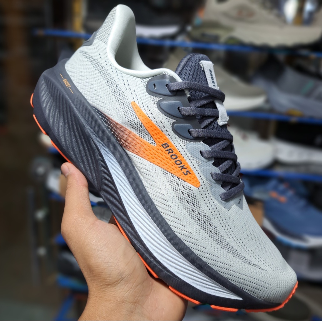 کتونی رانینگ و پیاده روی بروکس گاست ۱۷ Brooks ghost 17 / ضمانت کیفیت / سایز ۴۰ تا ۴۵