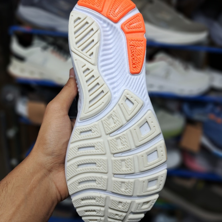 کتونی رانینگ و پیاده روی بروکس گاست ۱۷ Brooks ghost 17 / ضمانت کیفیت / سایز ۴۰ تا ۴۵