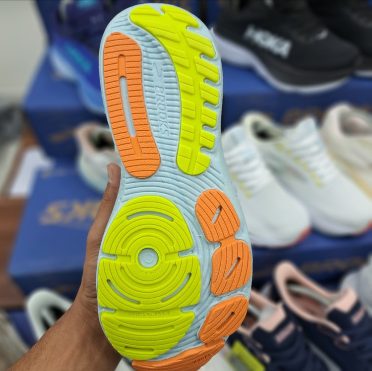 کتونی رانینگ و پیاده روی بروکس گلیسیرین جی تی اس ۲۱ Brooks Glycerin gts 21/ ضمانت کیفیت و ویتنام / سایز ۴۰ الا ۴۵